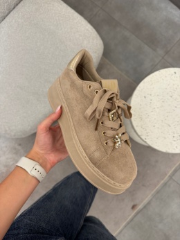 Beżowe sneakersy z ozdobami