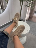 Beżowe sneakersy z ozdobami