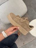 Beżowe sneakersy z ozdobami