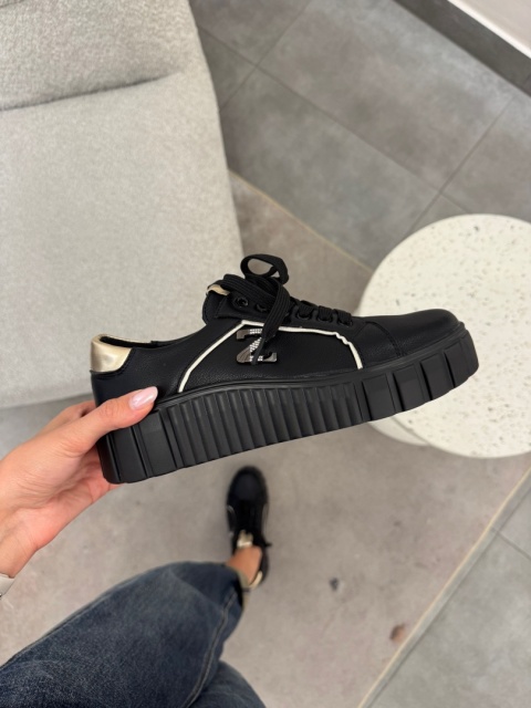 Czarne sneakersy ze złotymi wstawkami