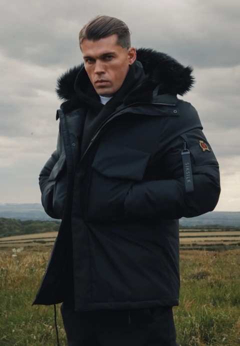 Czarna kurtka zimowa-parka SIKSILK z kapturem Czarna kurtka zimowa-parka SIKSILK z kapturem