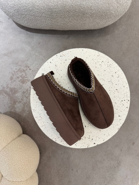 Czekoladowe śniegowce na platformie