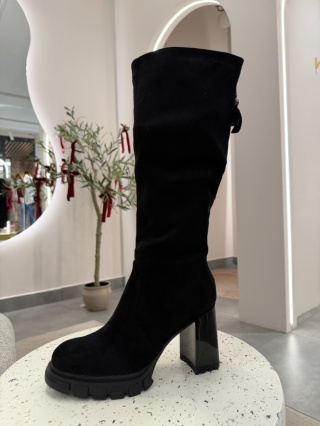 Czarne kozaki na słupku