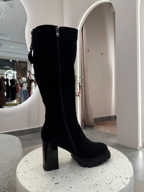 Czarne kozaki na słupku