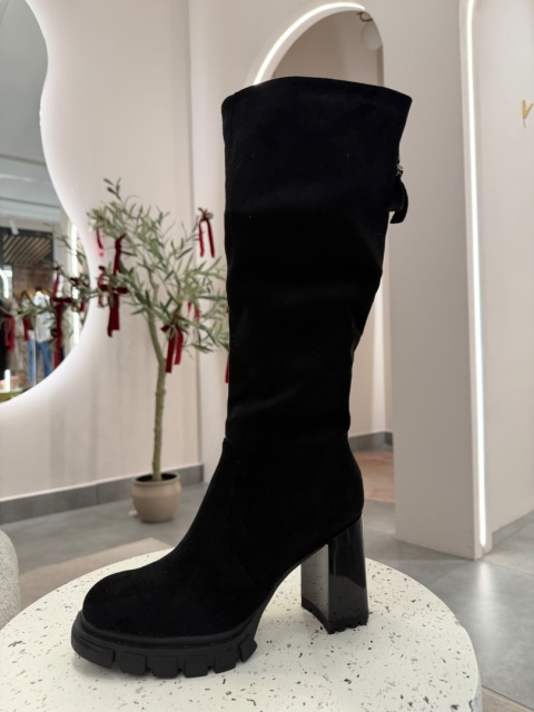 Czarne kozaki na słupku