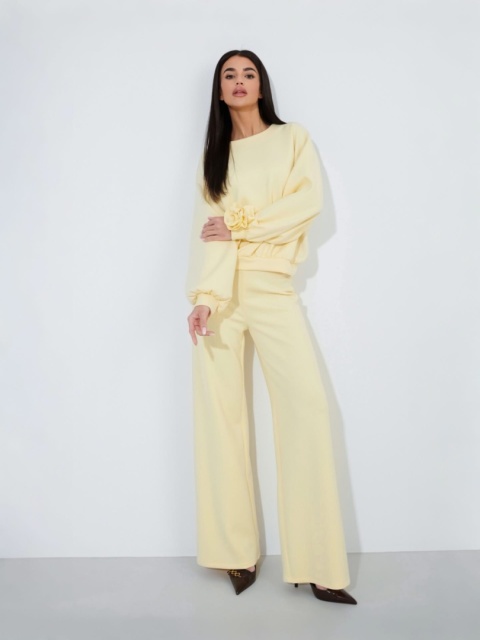 Komplet w kolorze pastelowej żółci z ozdobną różą