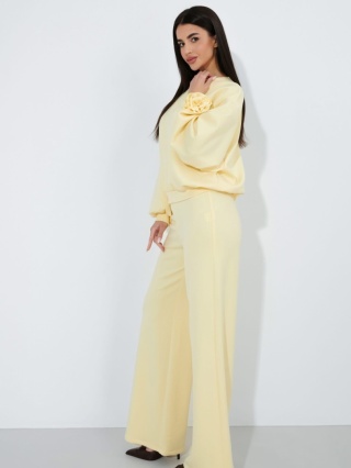 Komplet w kolorze pastelowej żółci z ozdobną różą