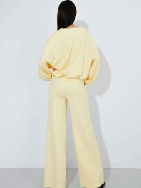 Komplet w kolorze pastelowej żółci z ozdobną różą